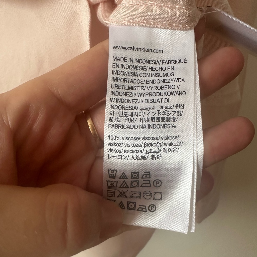 ⛱️ 2/20$ Calvin Klein button up size medium 100% viscose in light pink colour. - Picture 8 of 8